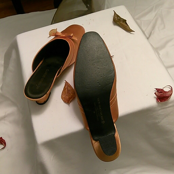 Victoria's Secrets ladies slip on satin finish sho - Picture 7 of 7